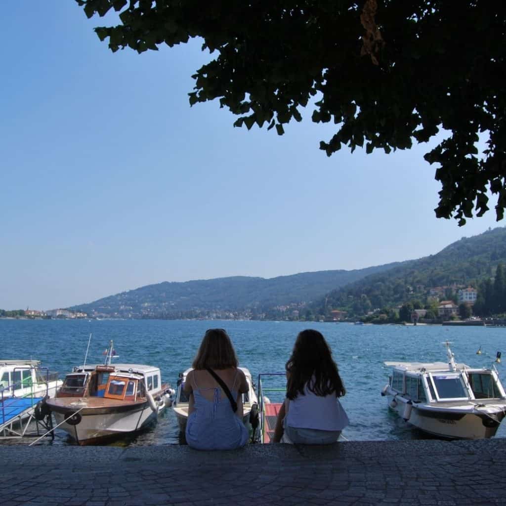Girls sitting at the border of a lake